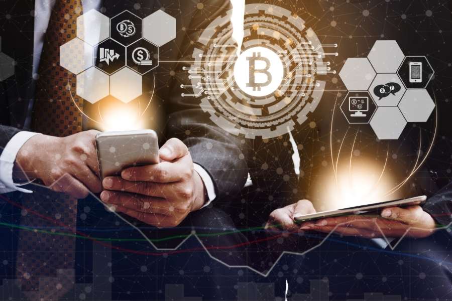 Un utilisateur utilise son smartphone entouré d'éléments graphiques pour éviter les pièges du trading de cryptomonnaies.