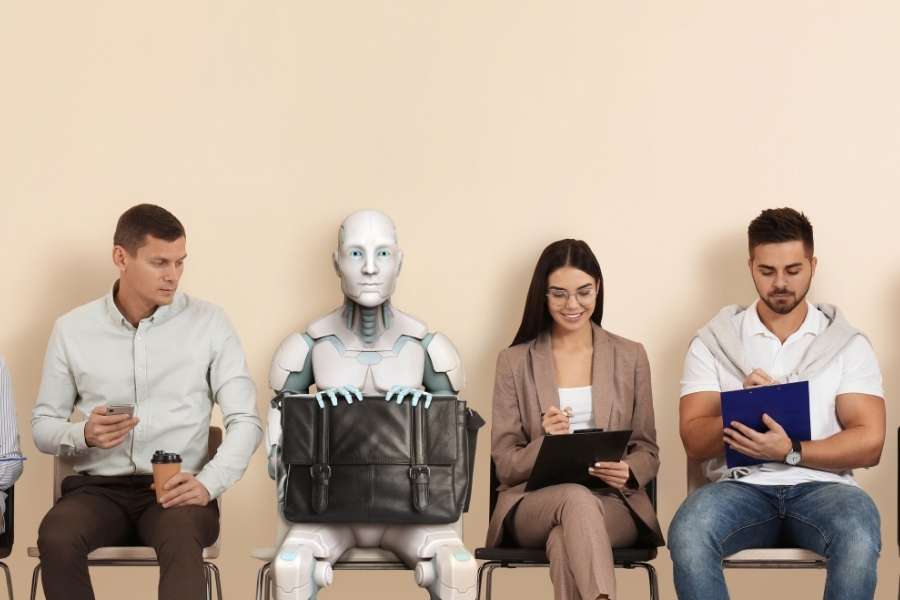 Un robot humanoïde et des candidats humains attendent assis sur des chaises, illustrant l'impact de l'intelligence artificielle sur le marché du travail.
